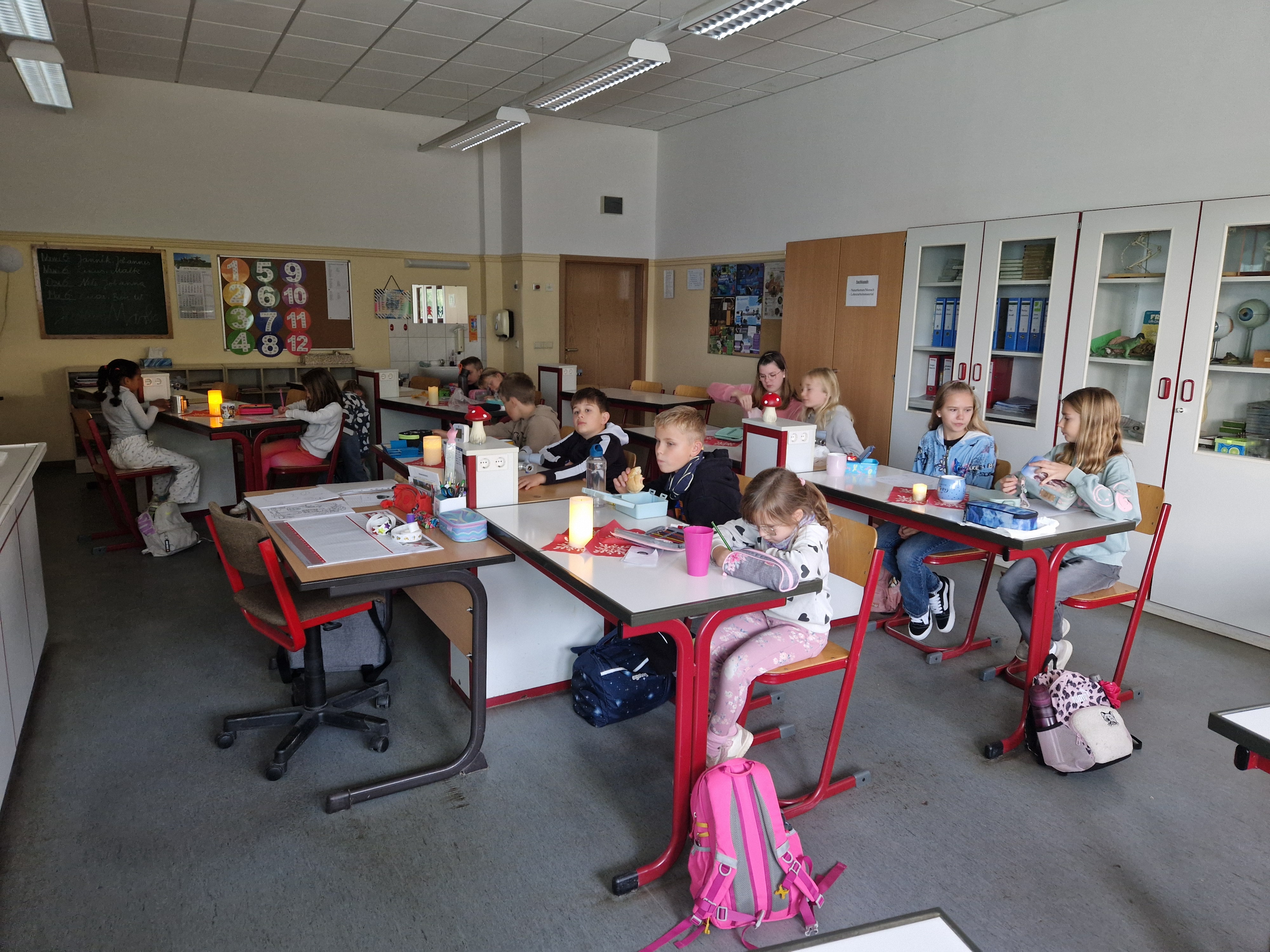 Schüler beim gemeinsamen Lernen im Klassenraum
